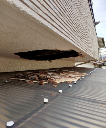 ベランダに穴が開いた　雨漏りで落下